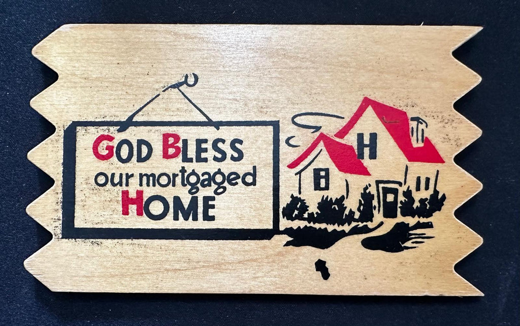 Postal de madera con humor, lista para colgar, con el mensaje "Dios bendiga nuestro hogar hipotecado, 1955"