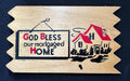 Postal de madera con humor, lista para colgar, con el mensaje "Dios bendiga nuestro hogar hipotecado, 1955"