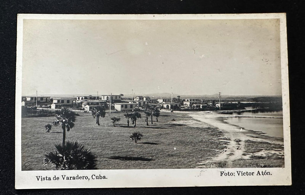 Tarjeta Postal de Varadero, Cuba, de la década de 1940 - Vista Temprana del Pueblo - Fotografía de Victor Aton