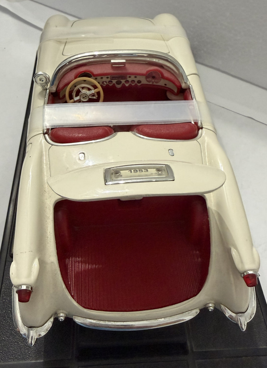 Mira by Solido 1953 Chevrolet Corvette Convertible Modelo Diecast 1:18 con Base de Exhibición
