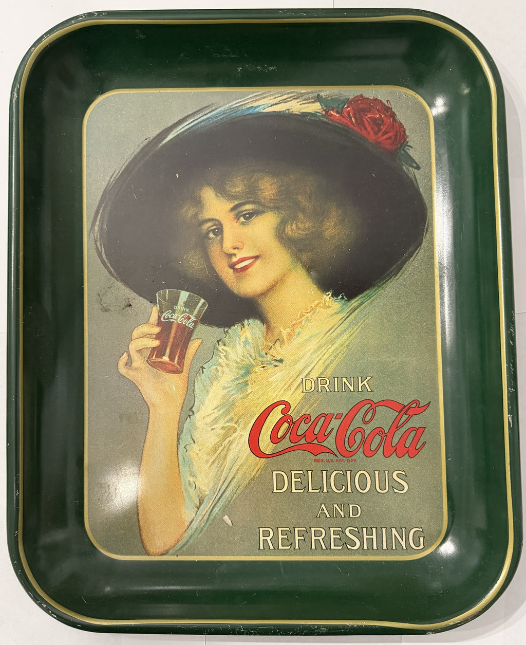 Bandeja publicitaria metálica vintage de Coca-Cola con la chica de Hamilton King de los años 70 – Deliciosa y refrescante