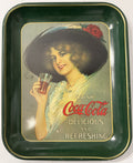 Bandeja publicitaria metálica vintage de Coca-Cola con la chica de Hamilton King de los años 70 – Deliciosa y refrescante