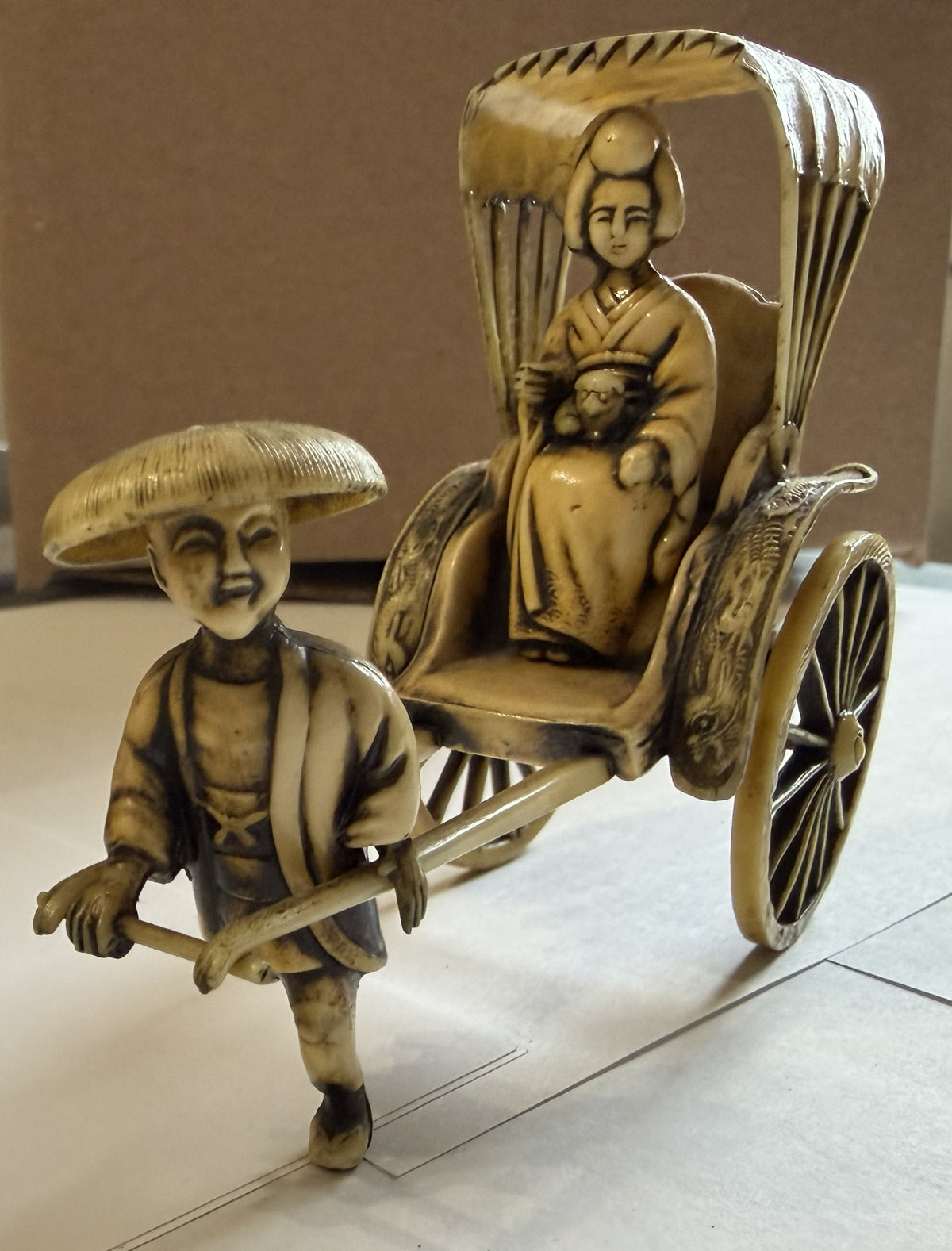 Figura de celuloide japonesa de un rickshaw de los años 30-40 – Pasajera y conductor