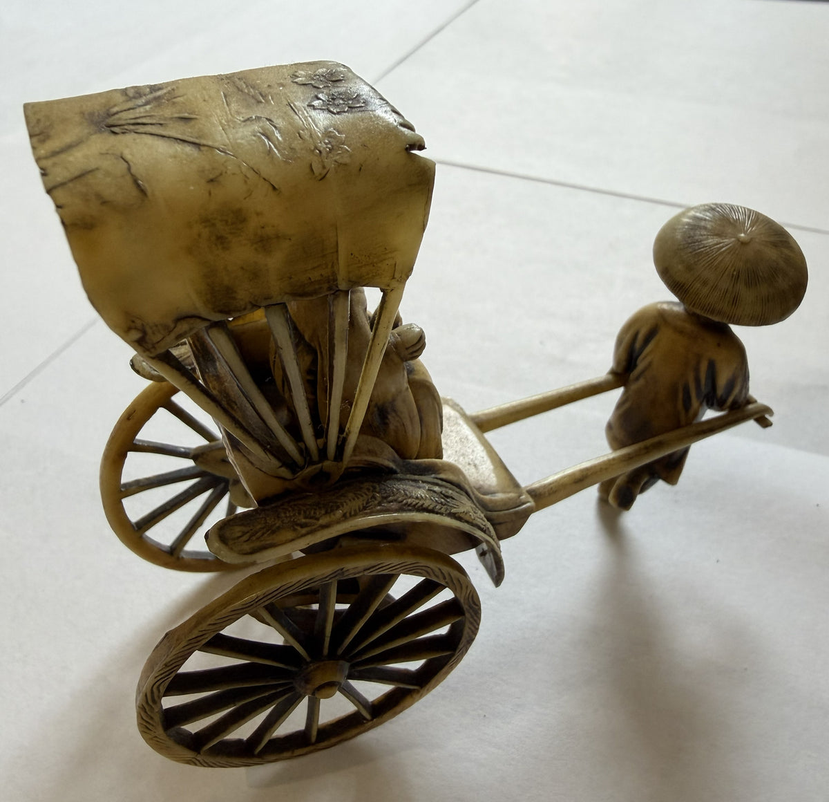 Figura de celuloide japonesa de un rickshaw de los años 30-40 – Pasajera y conductor