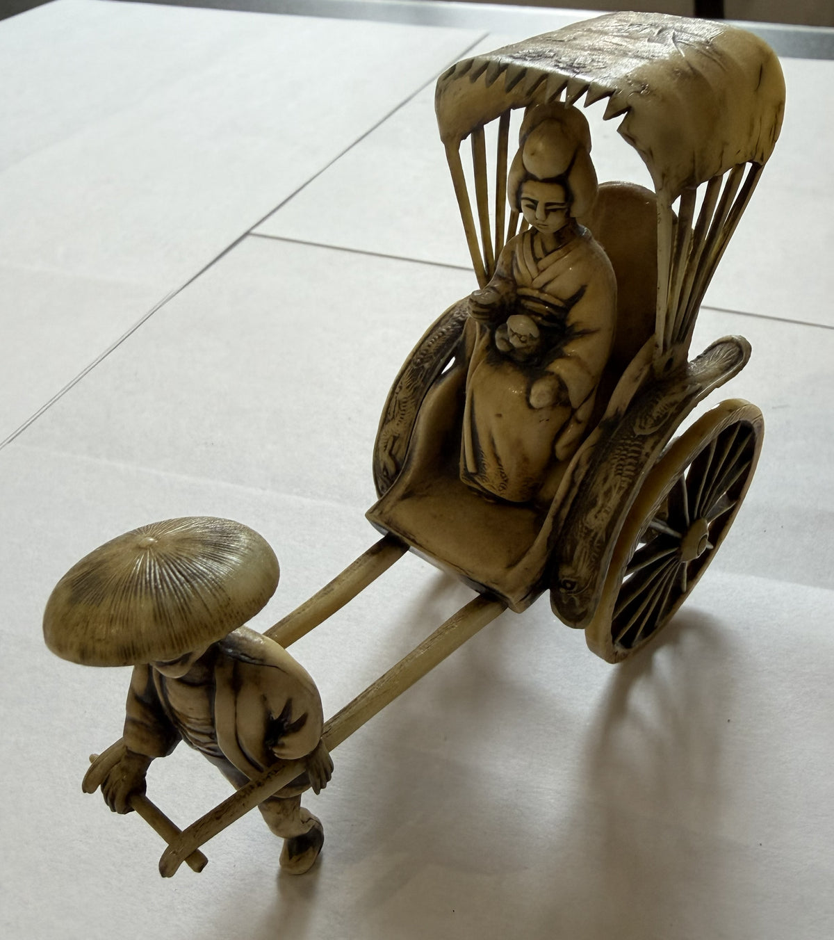 Figura de celuloide japonesa de un rickshaw de los años 30-40 – Pasajera y conductor