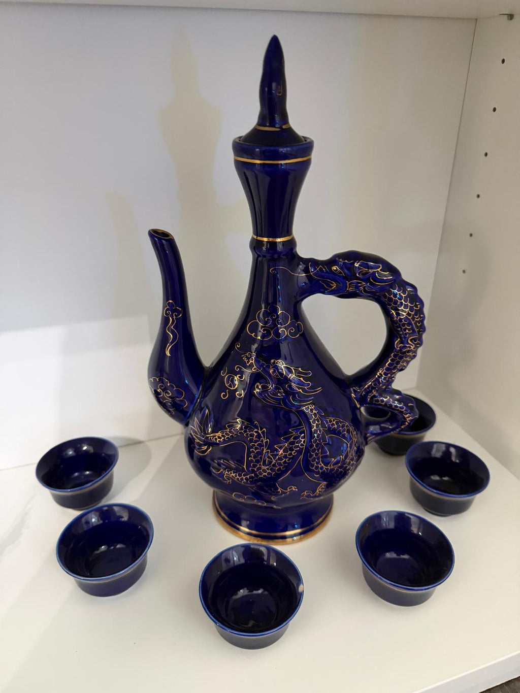 Juego de vodka mongol antiguo con dragón azul cobalto y oro – 7 piezas – c.1980