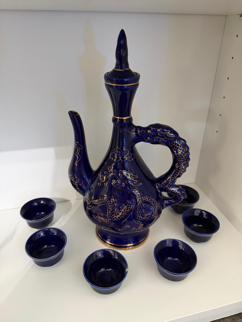 Juego de vodka mongol antiguo con dragón azul cobalto y oro – 7 piezas – c.1980