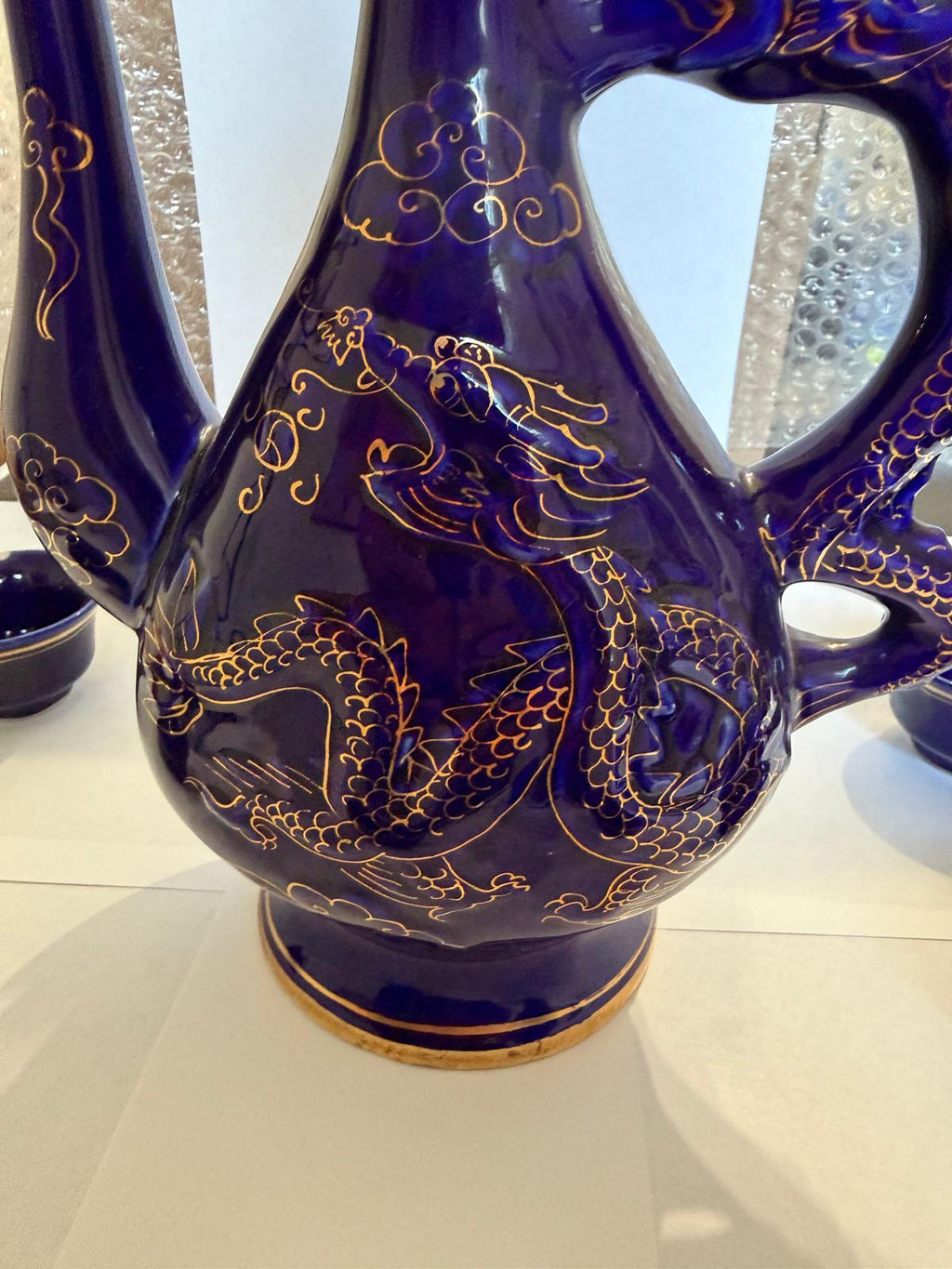 Juego de vodka mongol antiguo con dragón azul cobalto y oro – 7 piezas – c.1980