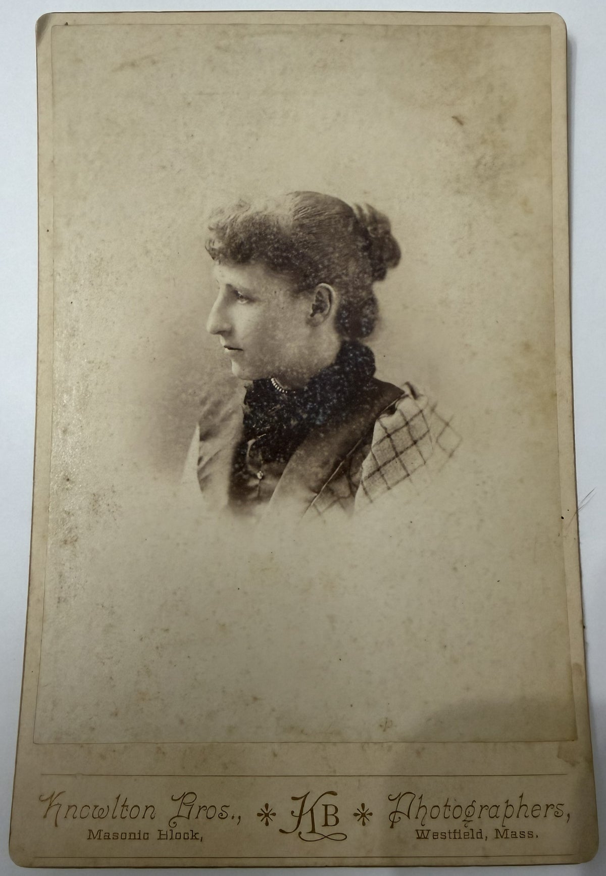 Tarjeta Gabinete de una Mujer Victoriana de c. 1890 – Knowlton Bros. – Westfield, Massachusetts